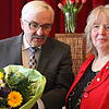 Bürgermeister Helmut Kaiser überreichte Anita Böhler die Ehrennadel des Landes Baden-Württemberg.