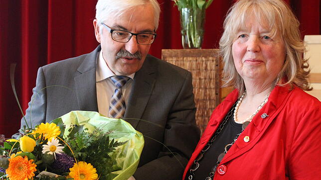 Bürgermeister Helmut Kaiser überreichte Anita Böhler die Ehrennadel des Landes Baden-Württemberg.