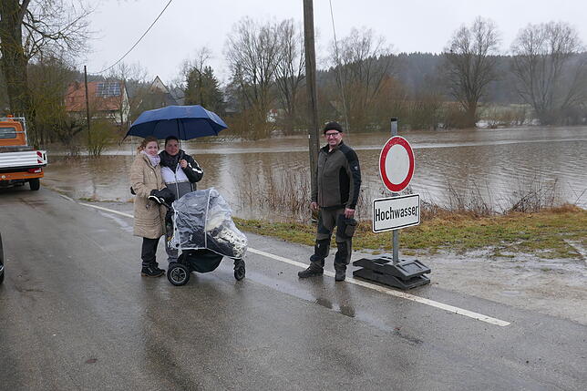 Sina Käfer mit ihrem Sohn Chris (links im Bild) sowie Katharina Supritz haben sich zum Spaziergang nach Beckhofen aufgemacht. Uwe Seng ...