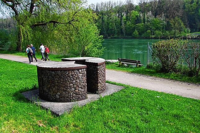 An zwölf Skulpturen vorbei führt der 9,5 Kilometer lange grenzüberschreitende Skulpturenweg entlang der beiden Rheinufer die Wanderer ...