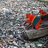 Brasilien, Manaus: Arbeiter der Stadt entfernen angesammelten Müll, der auf dem ansteigenden Fluss Negro schwimmt. In Manaus werden ...
