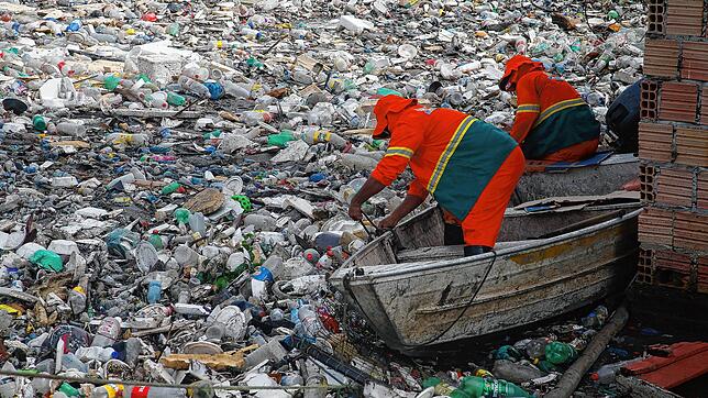 Brasilien, Manaus: Arbeiter der Stadt entfernen angesammelten Müll, der auf dem ansteigenden Fluss Negro schwimmt. In Manaus werden ...