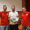 Bezirks-Schiedsrichter-Obmann Tobias Doering (links) und Bezirks-Lehrwart Sven Pacher (rechts) überreichten dem ehemaligen ...