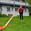 Verena Oschwald mit ihrem Alphorn im heimischen Garten in Meßkirch. Ein Alphorn ist mehr als zwei Meter lang. Dieses ist aus Kiefernholz ...