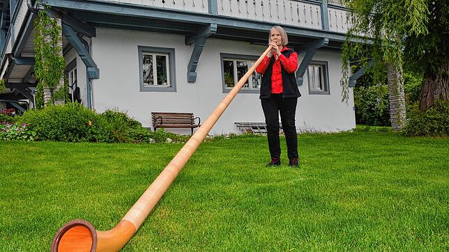 Verena Oschwald mit ihrem Alphorn im heimischen Garten in Meßkirch. Ein Alphorn ist mehr als zwei Meter lang. Dieses ist aus Kiefernholz ...