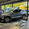 Schreckmoment im Autohaus Blender: Dieses Fahrzeug fuhr nach einer Kollision direkt durch die große Fensterfront des Händlers.