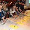Mitglieder des Wahlausschusses in Geisingen beim Auszählen der Stimmzettel (von links): Dieter Popp, Nina Zeller, und Karin Tröster; im ...