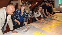 Mitglieder des Wahlausschusses in Geisingen beim Auszählen der Stimmzettel (von links): Dieter Popp, Nina Zeller, und Karin Tröster; im ...