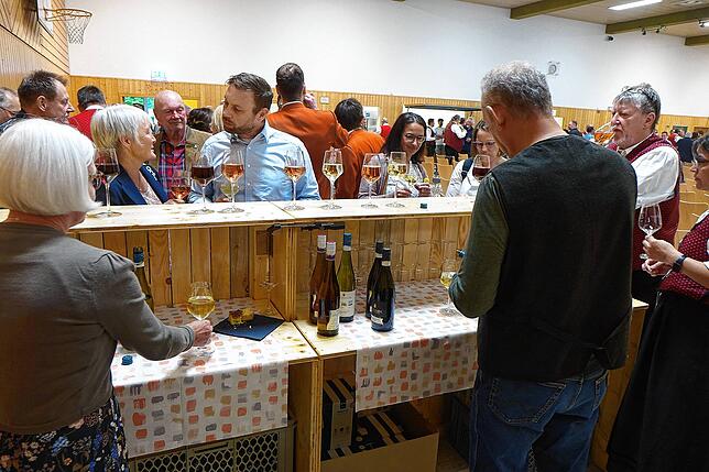 An der Weinbar kommen viele Bürgerinnen und Bürger beim Frühlingsempfang ins Gespräch.