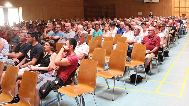 Die 300 Stühle in der Ehrenbachhalle Weizen waren zum größten Teil belegt, die Bürger interessierten sich für den aktuellen Stand beim ...