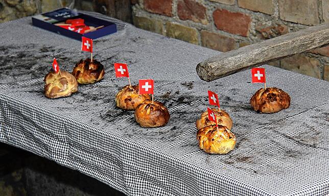 Gehören wie das Feuerwerk zur Bundesfeier dazu: 1.-August-Wegge mit Schweizerkreuz.