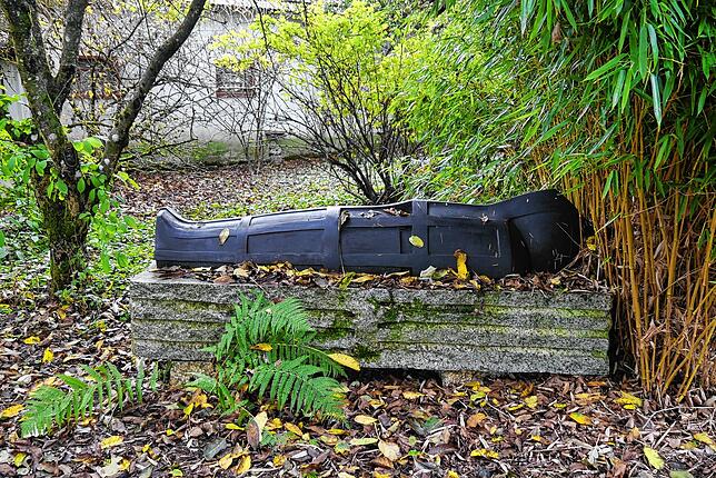 Beim Spazieren durch den weitläufigen Garten lässt sich allerhand entdecken, darunter eine Art Sarkophag von Gerlinde Fertig.