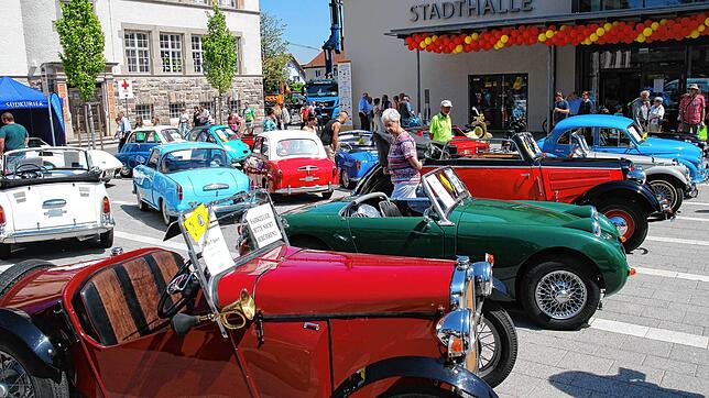 Teil der Bräunlinger Gewerbeschau: die Oldtimer-Ausstellung vor der Stadthalle. Für Hauptamtsleiter Jürgen Bertsche stellt diese einen ...