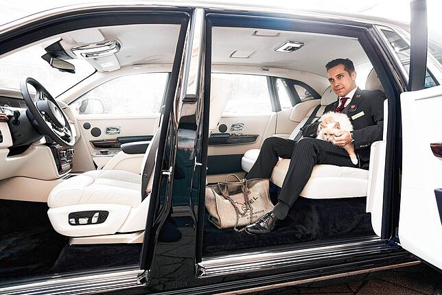 Standesgemäß: Kléo mit dem Concierge in einer Limousine.