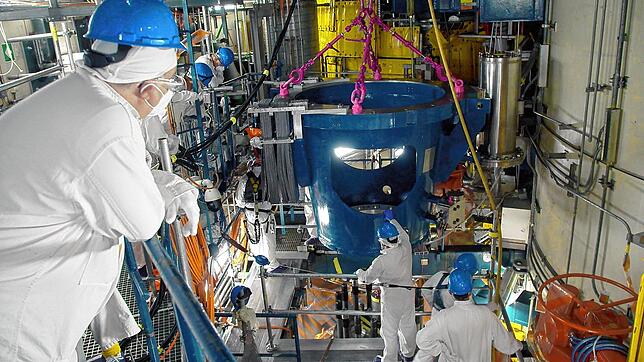 Die Pumpenlaterne für das neue Reaktorumwälzsystem schwebt bei der Revision 2021 an ihren Platz. Ab Montag steht die Anlage wegen der ...