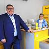 Bürgermeister Patrick Krauss freut sich, dass die Deutsche Post nun mit ihrer Mitarbeiterin Angelika Abele ihre Dienste in Moos anbietet.