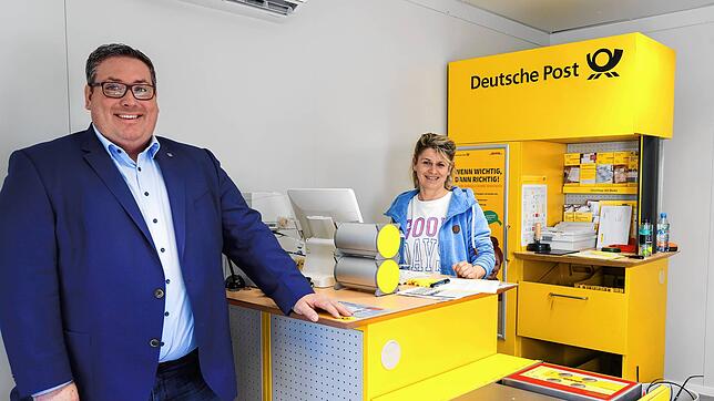 Bürgermeister Patrick Krauss freut sich, dass die Deutsche Post nun mit ihrer Mitarbeiterin Angelika Abele ihre Dienste in Moos anbietet.