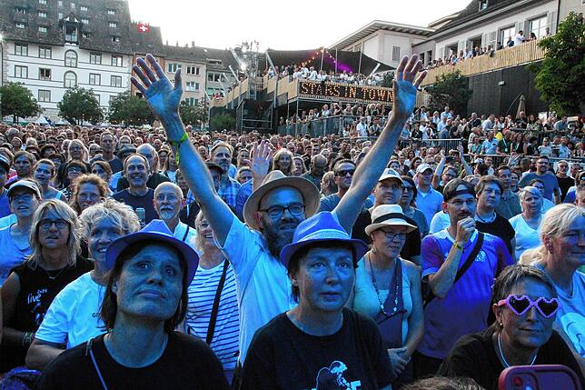 Fans feiern den ausverkauften Super-Mittwoch beim Festival Stars in Town.