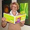 Die 70-Jährige mit einem Foto-Buch zum Abschied aus dem Landesvorstand der Frauenselbsthilfe Krebs. In wenigen Tagen erhält sie eine ...