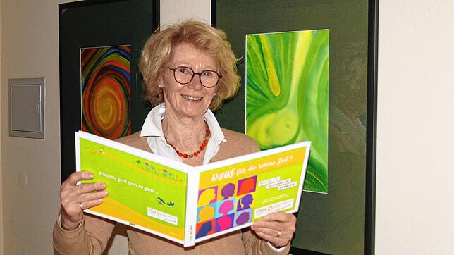 Die 70-Jährige mit einem Foto-Buch zum Abschied aus dem Landesvorstand der Frauenselbsthilfe Krebs. In wenigen Tagen erhält sie eine ...