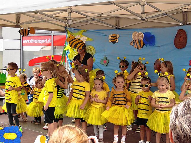 Bild 17: Geisinger in Partylaune: Straßenfest lockt tausende Besucher an
