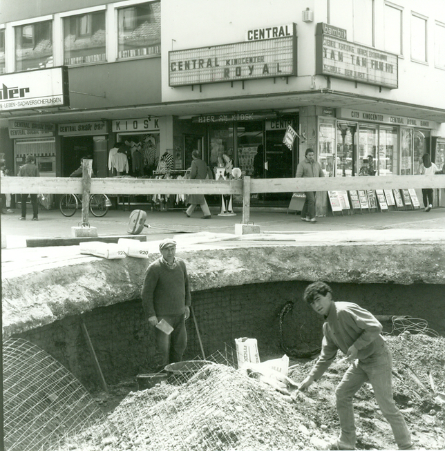 Wo heute Eis geschleckt wird gab es in den 1980er Jahren noch ein Kino. Im Vordergrund sieht man die Ausschachtungen für den ...