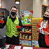 Fabian Henning, der Leiter der Hilzinger Edeka-Filiale, und seine Stellvertreterin Alina Schädler verteilen fleißig Herzen mit Nummern ...