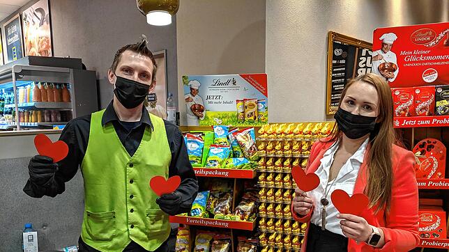 Fabian Henning, der Leiter der Hilzinger Edeka-Filiale, und seine Stellvertreterin Alina Schädler verteilen fleißig Herzen mit Nummern ...