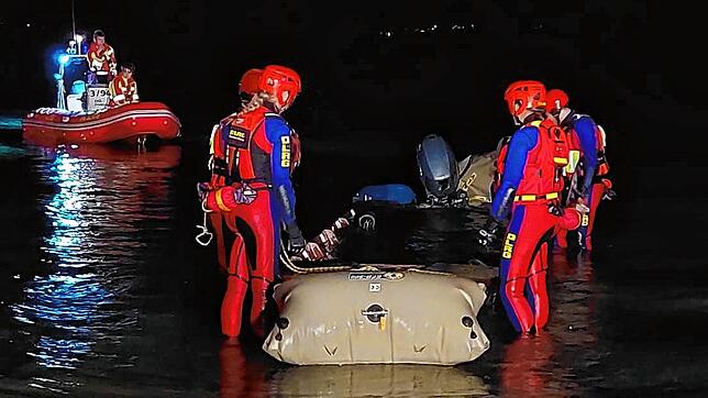 Nach der Hebung mithilfe von Luftkissen wurde das vor Hagnau gesunkene Motorboot im Flachwasserbereich gewendet, bevor es Helfer der ...