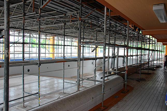 Im und am Stockacher Hallenbad finden derzeit Sanierungsarbeiten statt. Im Inneren sind deshalb Gerüste aufgebaut worden.