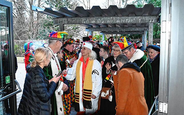 Einlasskontrolle an der Jahnhalle: Wer es an den Sicherheitskräften vorbei bis hierher geschafft hat, ist fast schon drin. Hier muss man ...