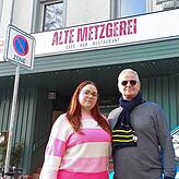 Esin und ihr Vater Ismail Arslan vor der Alten Metzgerei.