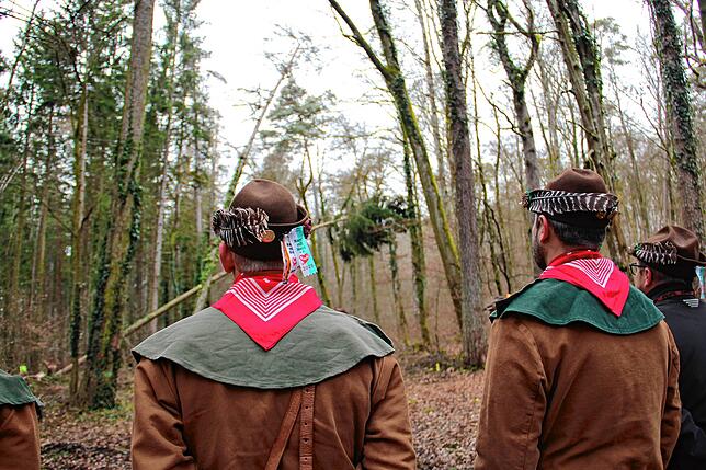 Bild 9: Die spektakulären Narrenbaum-Momente aus dem Altbohlwald: Holzhauer der Narrizella Ratoldi schlagen zu