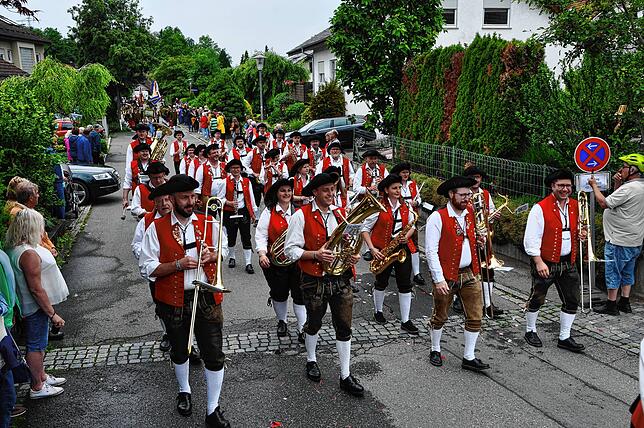 Bild 7: Der Musikverein Riedheim veranstaltet den Pfingstmusikfest Jubiläumszug – das sind die besten Bilder