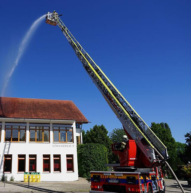 Diesmal ist es vor allem ein Spektakel für die Zuschauer. Im Ernstfall würde über das Dach nur gelöscht, wenn es bereits offen ist.