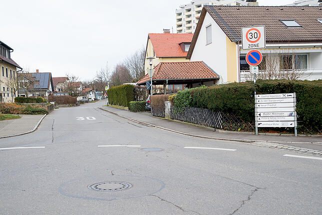 Tempo-30-Zone, nicht überall Gehwege: Im nördlichen Bereich der Happenweiler Straße sind die Vorgaben für Zebrastreifen kaum erfüllbar.