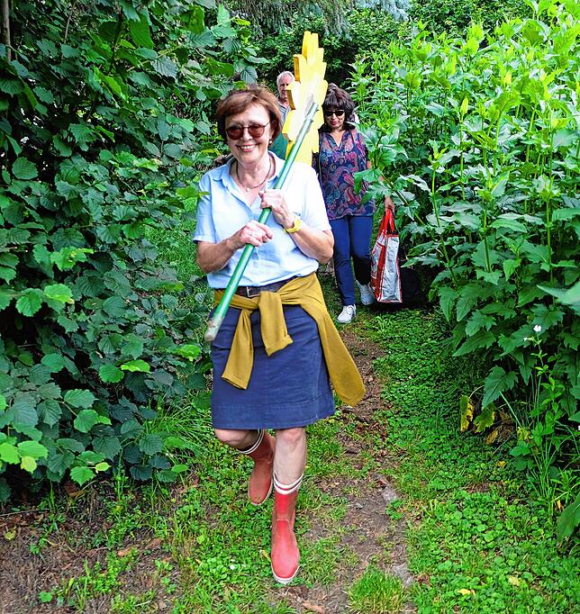 Die Sonnenblume geschultert: Marga Lenski von der LBU.