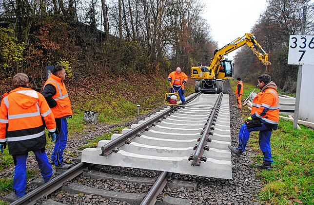 Bild 8: Schritt für Schritt zur fertigen Trasse: So ist die Ortsumfahrung Oberlauchringen in den vergangenen Jahren gewachsen