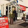 Laza Efthimiadis vom griechischen Restaurant Kreta am Kreuzensteinplatz erklärt die Notwendigkeiten als Corona-Testzentrum: &bdquo;Wir ...