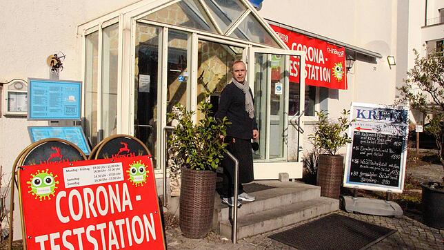 Laza Efthimiadis vom griechischen Restaurant Kreta am Kreuzensteinplatz erklärt die Notwendigkeiten als Corona-Testzentrum: &bdquo;Wir ...