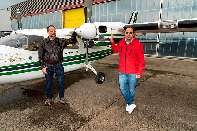 Die Piloten Markus Duwe (links) und Sebastian Keller – hier vor ihrem Hagelflieger – sind bereit für die neue Saison. Nicht ...