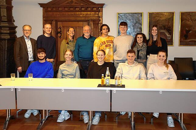 Die Jugend aktiv am politischen Geschehen teilhaben zu lassen, war eines von Johannes Mosers Steckenpferden. Hier sieht man ihn (links ...