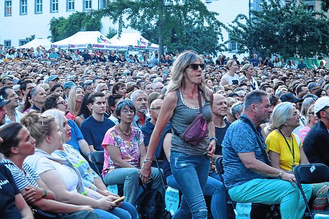 Bild 8: James Blunt begeistert Fans im Salemer Schlosspark