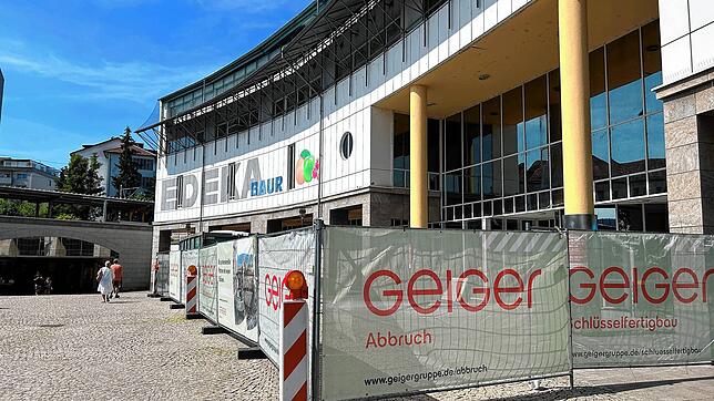 Bauzaun und Container wurden vor dem Edeka-Markt am Romanshorner Platz aufgestellt und sind ein sichtbares Zeichen dafür, dass die ...
