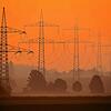 Eine Hochspannungsleitung im Morgenlicht: Deutschland braucht Tausende Kilometer neue Leitungen. Diese sind stark verzögert.