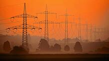 Eine Hochspannungsleitung im Morgenlicht: Deutschland braucht Tausende Kilometer neue Leitungen. Diese sind stark verzögert.