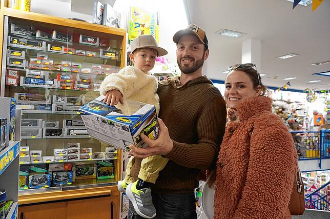 Familie Müller aus Schnörringen schaut sich beim Sonntagsverkauf in aller Ruhe bei Max Fritz um, ein Auto hat es dem kleinen Louis ...