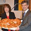 Bürgermeisterstellvertreterin Christiane Oßwald überreicht während des Neujahrsempfangs in der Stadthalle an Bürgermeister Georg ...