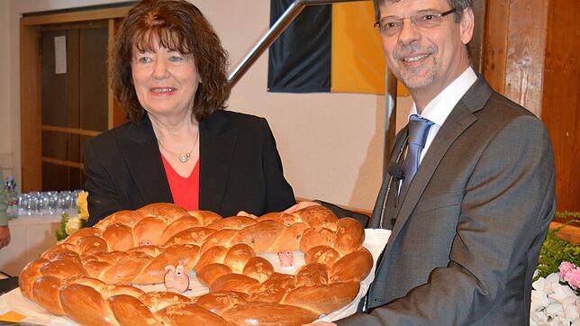 Bürgermeisterstellvertreterin Christiane Oßwald überreicht während des Neujahrsempfangs in der Stadthalle an Bürgermeister Georg ...