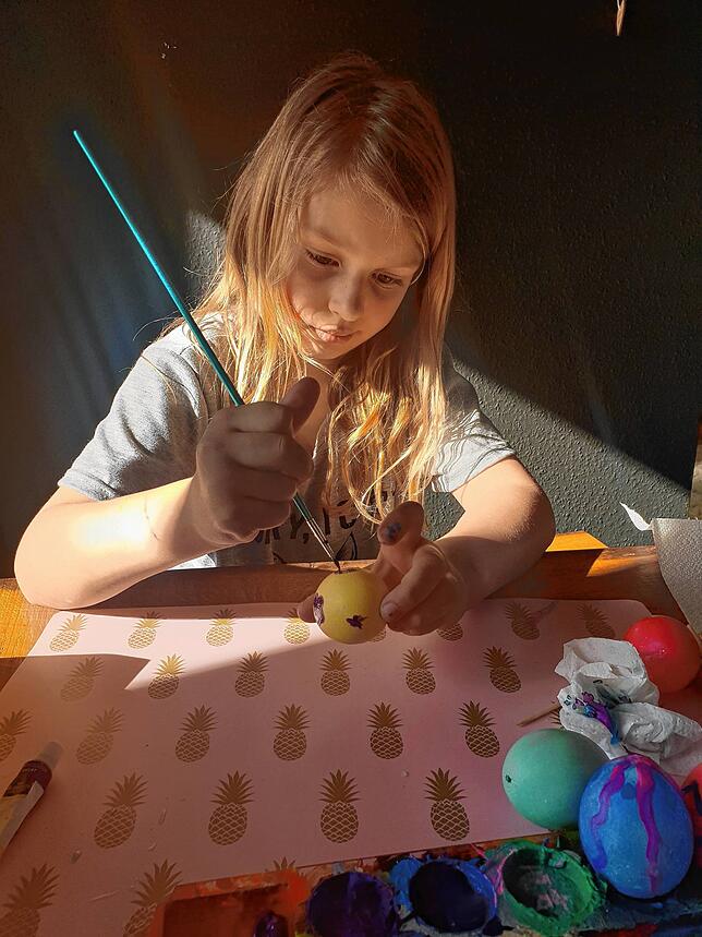 Lara (7 Jahre) bemalt Ostereier, bastelt, bäckt – bisher wurde ihr noch nicht langweilig.